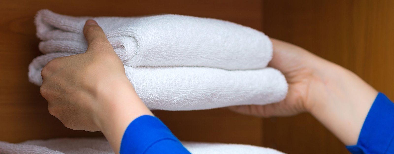 CAREFULLY SELECT THE BATH TOWELS TO SHOW THE HOTEL CARES