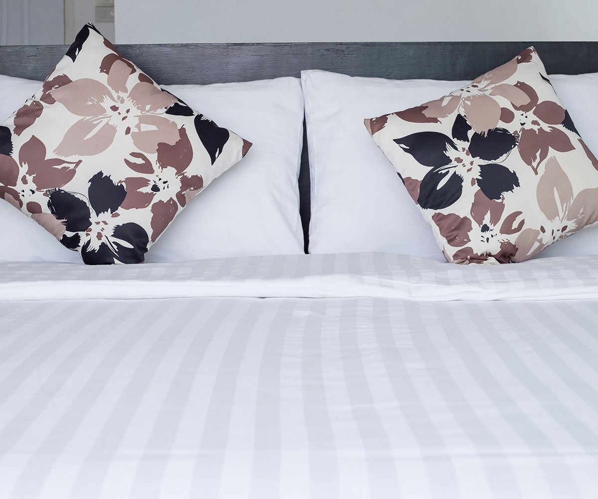 84" x 110" - Full XL, Flat Stripe Sheet, T250, White -2dz Per Case